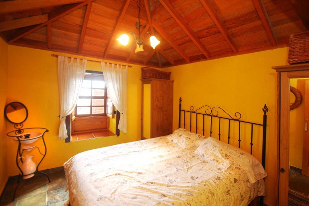 Schlafzimmer 1