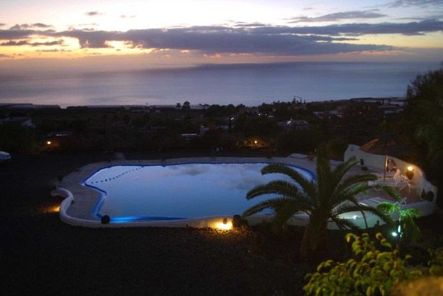 Pool bei Sonnenuntergang