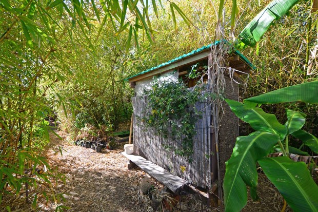 Zustzliche Komposstoilette im Garten