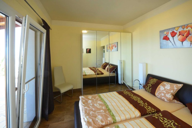 Schlafzimmer 1