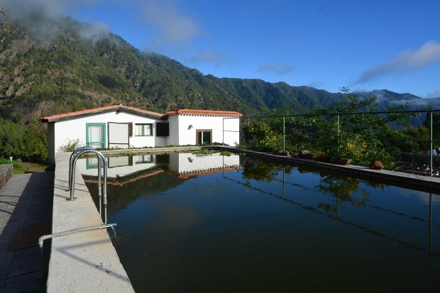 Gstehaus mit Wasserbecken