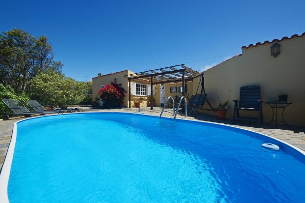 Pool mit Poolhaus