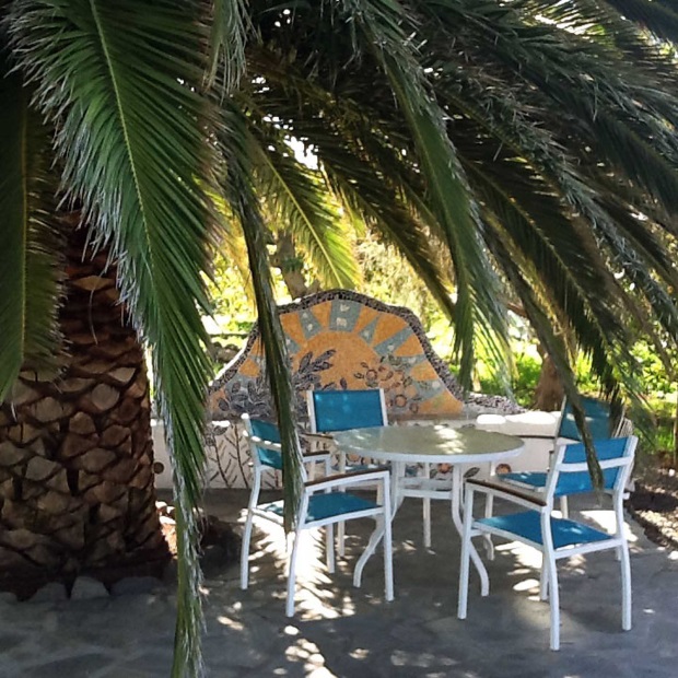 Palmenbeschattete Terrasse mit Mosaikarbeiten