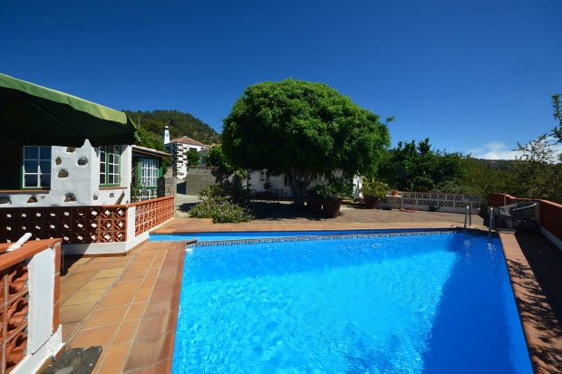 Pool mit Bodega, Haupt- und Gstehaus