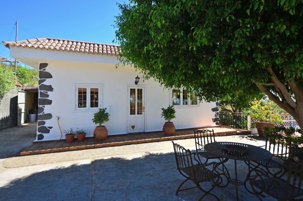 Poolterrasse mit Gstehaus