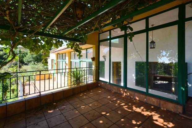 Mit Pergola beschattete Terrasse