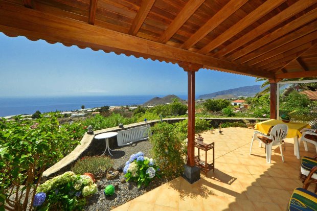 berdachte Terrasse mit fantastischem Meerblick