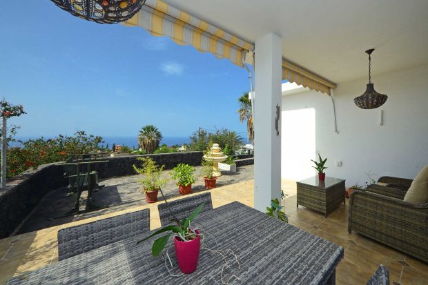 berdachte Terrasse mit Meerblick