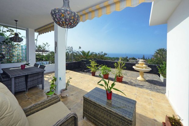 berdachte Terrasse mit Meerblick