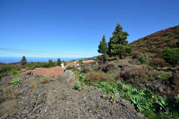 Blick vom 'Hausberg' ber das Anwesen und den Atlantik