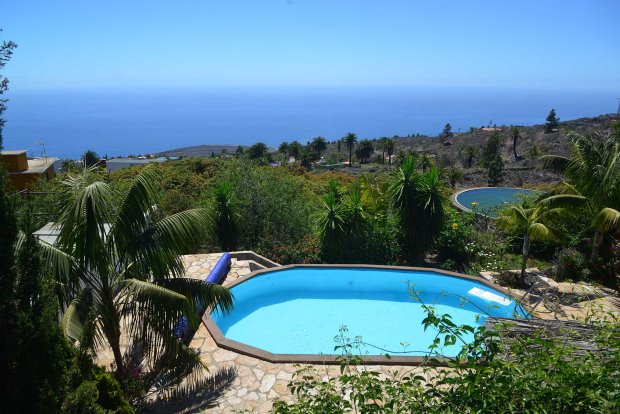 Blick vom Wohnhaus ber den Pool zum Atlantik