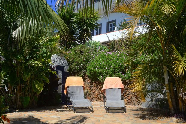 Grozgige, uneinsehbare Sonnenterrasse am Pool