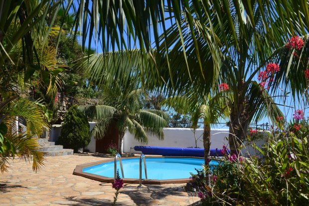 Grozgige, uneinsehbare Sonnenterrasse am Pool