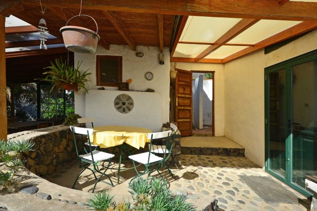 Innenhof, berdachte Terrasse mit Aussenkche