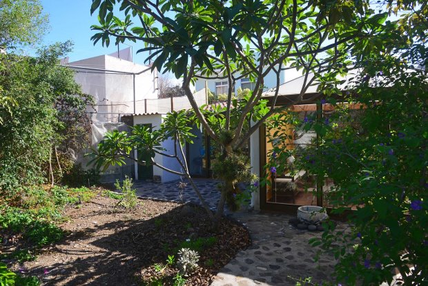Schn angelegter Garten mit altem Baumbestand