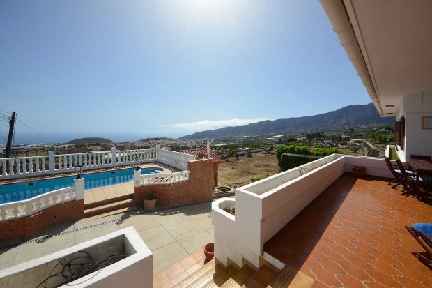 berdachte Terrasse vor dem Wohnzimmer mit Blick auf Pool und Atlantik