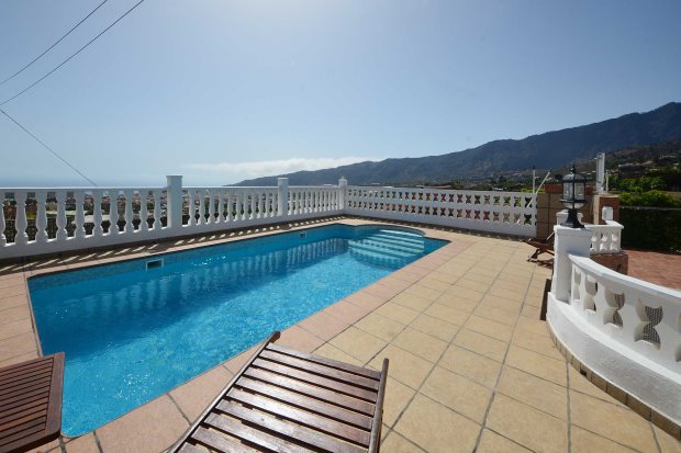 Pool mit herrlichem Meerblick