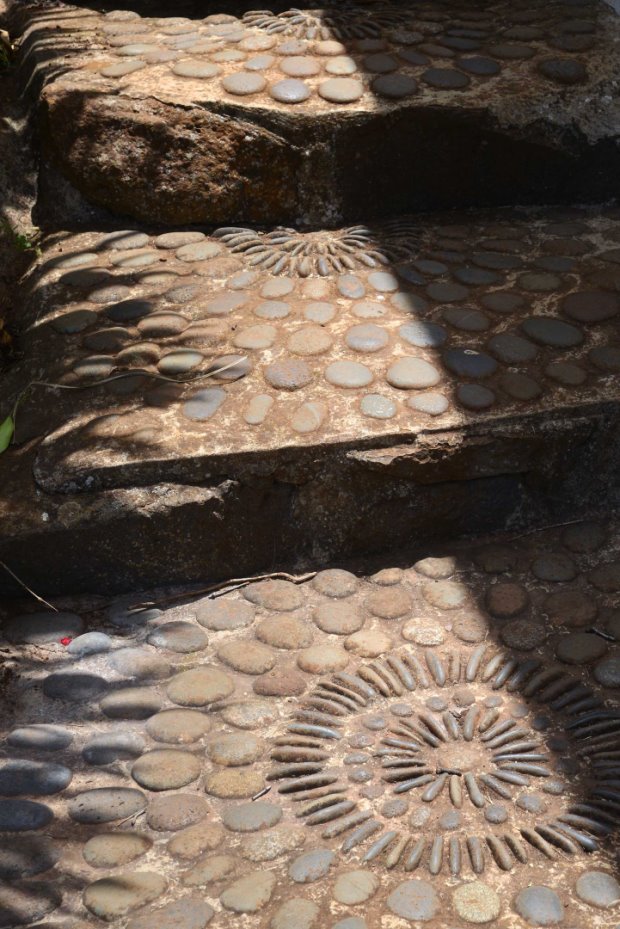 Klassisches Natursteinmosaik auf Wegen und Treppe