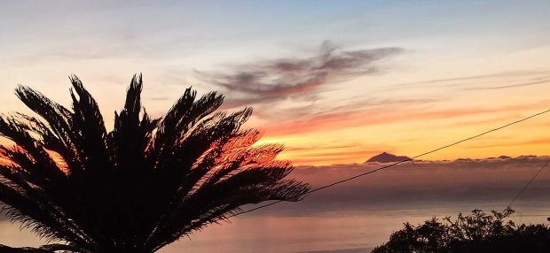Der Teide auf der Nachbarinsel Tenerife im Sonnenaufgang