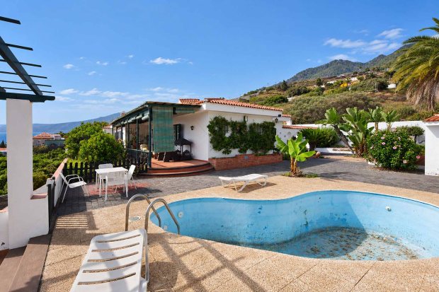 Sch�n angelegter Au�enbereich mit Pool (derzeit au�er Betrieb)