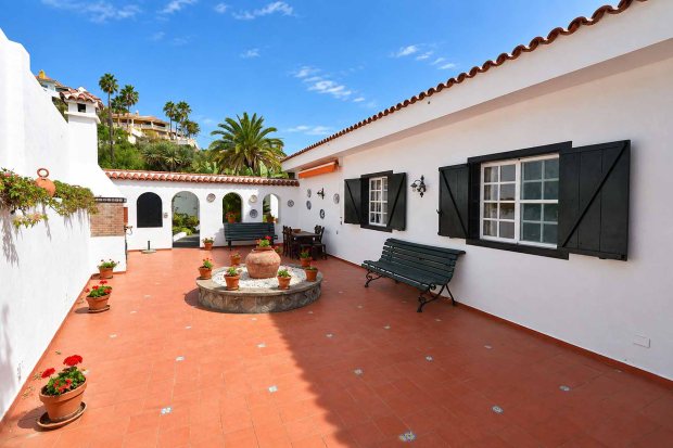 Komplett sicht- und windgesch�tzter Innenhof mit Au�enk�che
