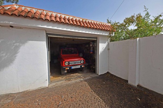 Zweite Garage am Nordende des Grundst�cks mit separater Zufahrt