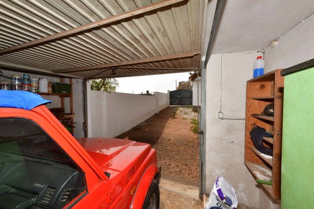 Zweite Garage am Nordende des Grundst�cks mit separater Zufahrt