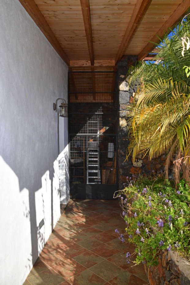 Durchgang zum Technikraum und Carport