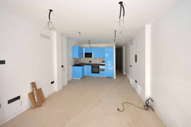 Wohnkche, Kchenmbel sind wei, das hellblau ist nur die Schutzfolie!