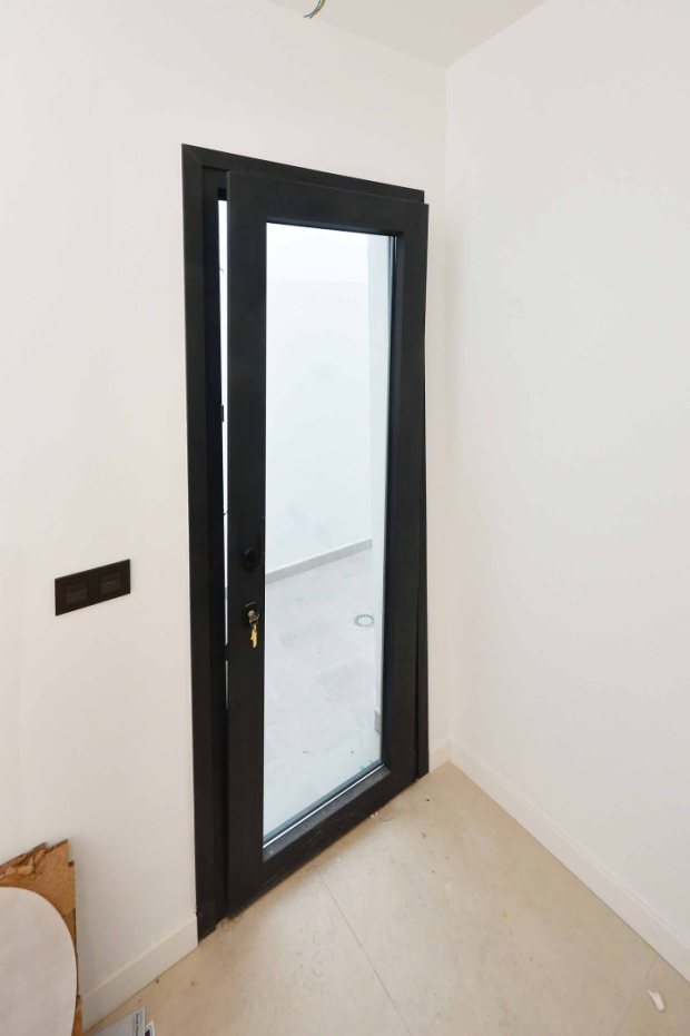 Schlafzimmer 2, Zugang zum Patio (Innenhof)