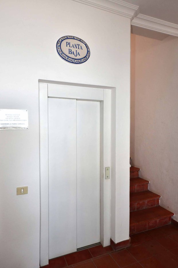 Treppenhaus mit Fahrstuhl