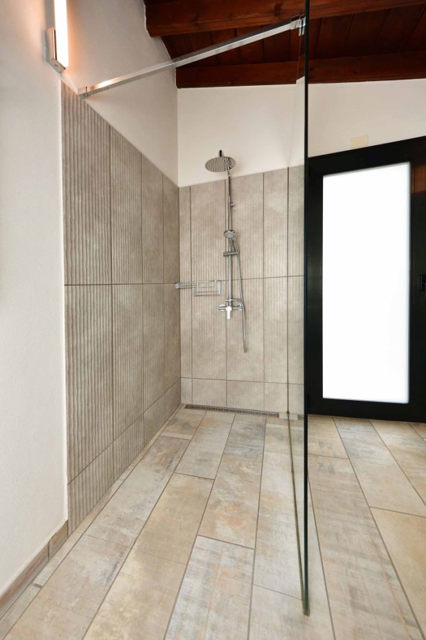 Badezimmer mit bodengleicher Dusche