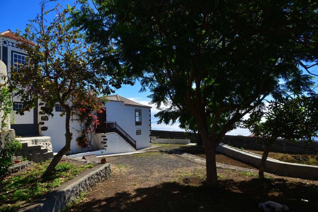 Wohnhaus mit sehr schnem Vorplatz