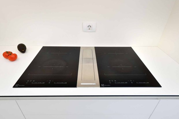 Induktionsherd mit Unterflurabzug