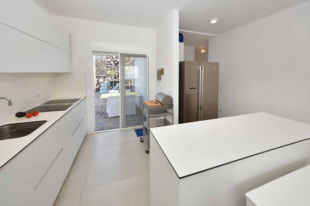 Kchenbereich mit Ausgang zur Frhstcksterrasse