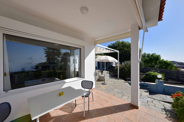 berdachte Atlantikterrasse flexibel beschattbar