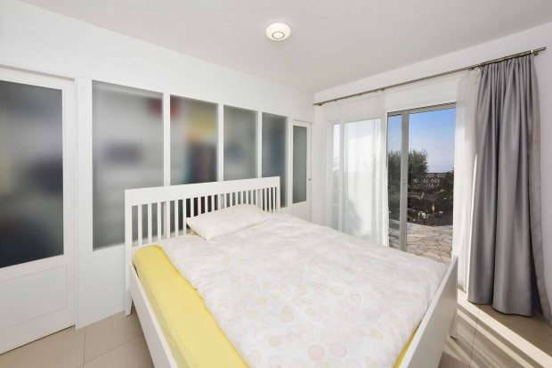 Schlafzimmer 1 mit Meerblick und begehbarem Kleiderschrank