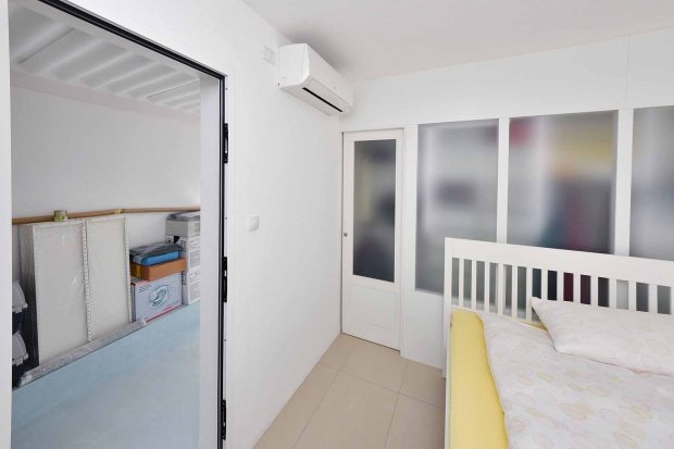 Schlafzimmer 1, Ausgang zum berdachten Flur