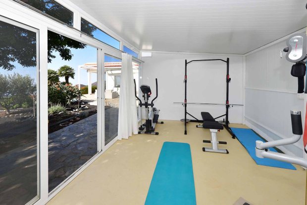 Sportraum mit hochwertigen Sportgerten