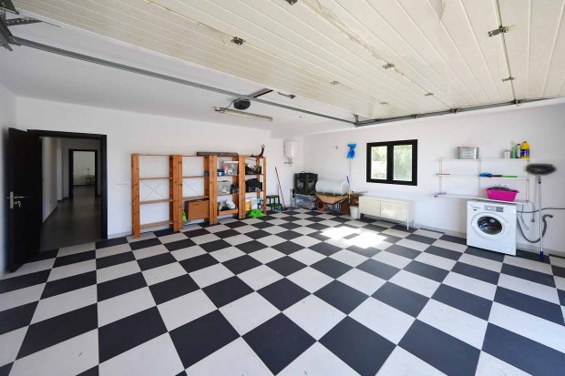 Garage/Hauswirtschaftsraum/Werkstatt mit zugang zum Wohnhaus