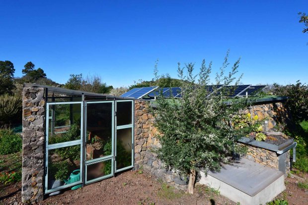 Wassertank mit PV-Anlage und Gew�chshaus