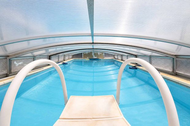 Ganzjahres-Pool mit zusammenschiebbarer Einhausung