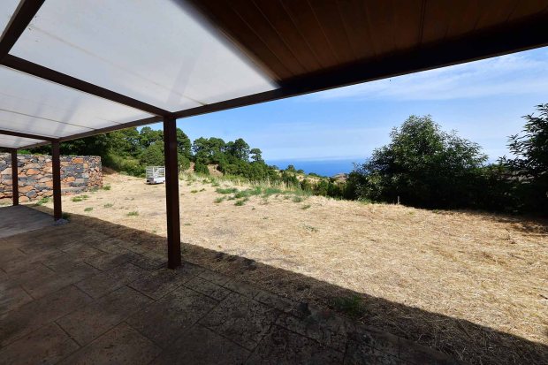 Unteres Wohnhaus mit gro�er, �berdachter Terrasse