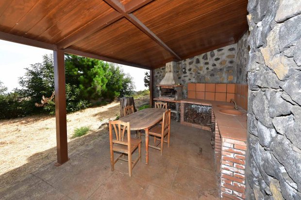 Unteres Wohnhaus mit gro�er, �berdachter Terrasse und Aussenk�che