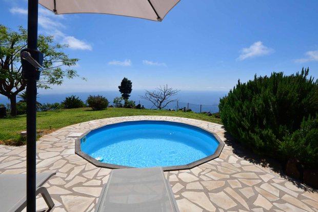 Pool mit fantastischem Meerblick