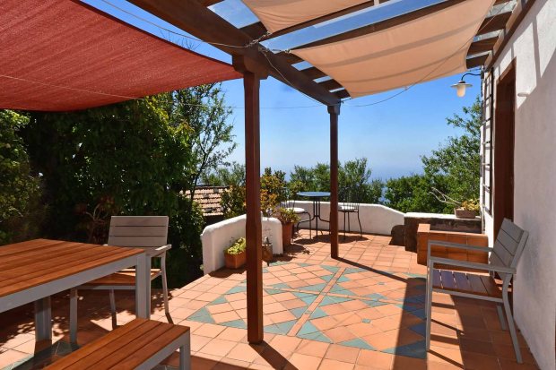 Haupthaus teil�berdachte Terrasse