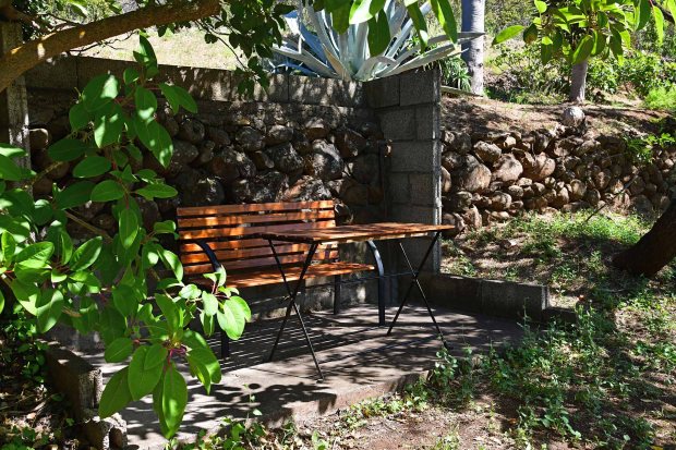 Sch�n angelegter Garten, immer wieder mit schattigen Sitzpl�tzen