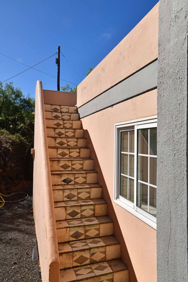 Treppe zur Dachterrasse 2 mit historischen Fliesen