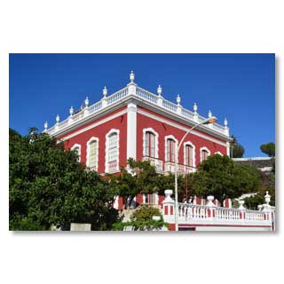 'Casa roja' - das Rote Haus beherbergt zwei Museen: Eines ber das Fronleichnamsfest, das andere ber traditionelle Stickereien. Geffnet: 10:00-14:00 und 15:00-18:00 (Mo.-Fr.), 11:00-18:00 (Sa.) und 10:00-14:00 (So.)