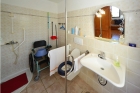 Apartmenthaus 3, behindertengerechtes Bad mit Duschrollstuhl